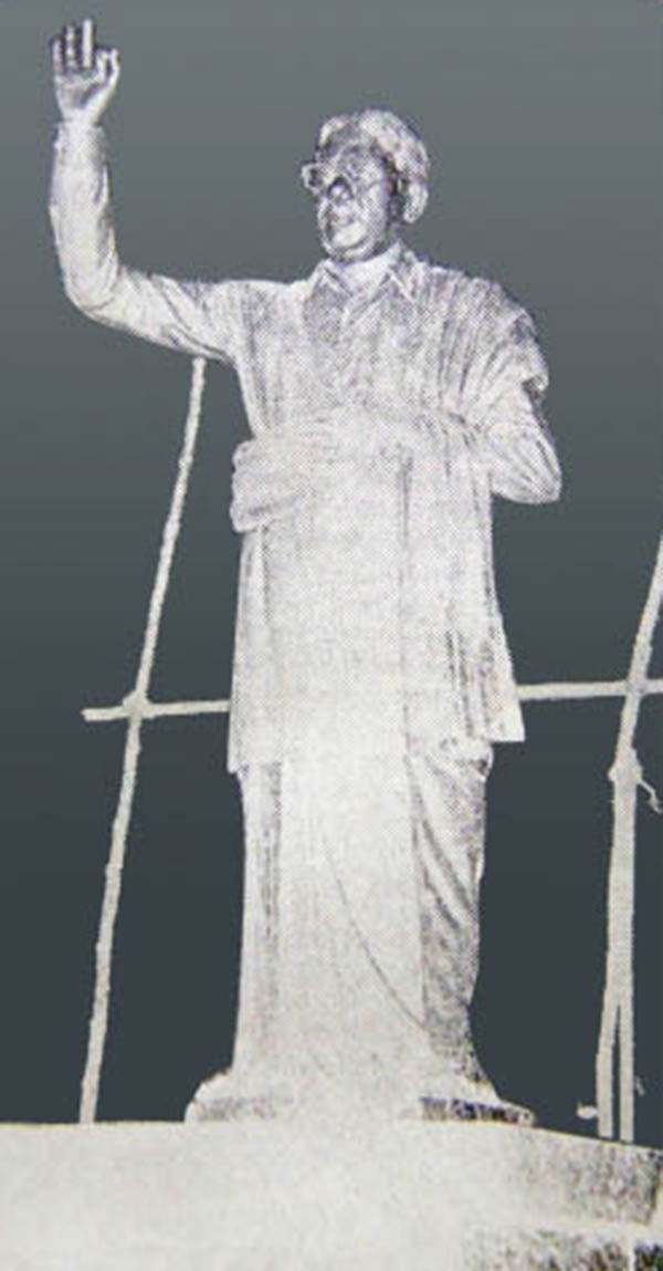 Karunanidhi statue broken in December 1987